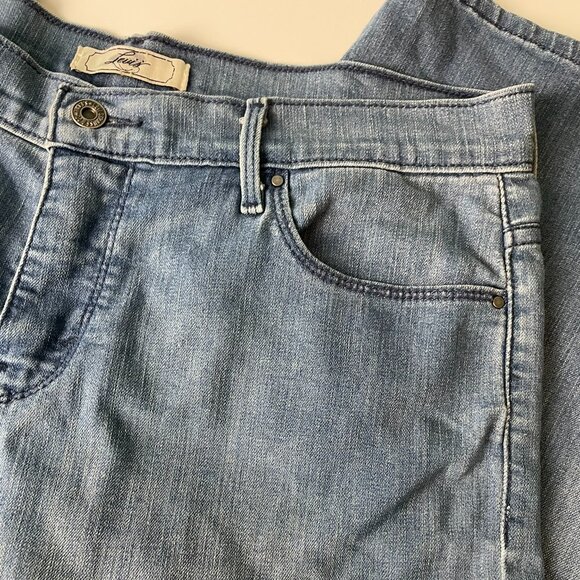 Levi’s Women’s Capri Jeans Size 12 Blue Denim Metal Button Hem Stretch Mid Rise - Picture 10 of 16